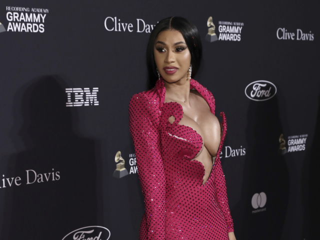 Raperka Cardi B prišla na párty v mimoriadne odhaľujúcom outfite. 