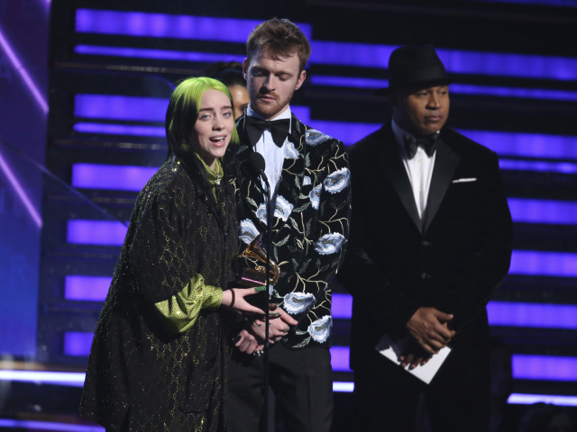 Billie Eilish a jej brat Finneas O'Connell (v strede) 