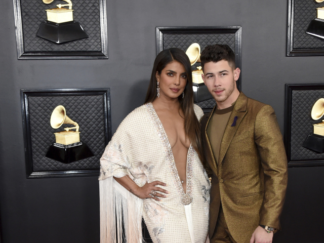 Nick Jonas a jeho manželka Priyanka Chopra, ktorá prišla v šatách Ralph & Russo Couture.