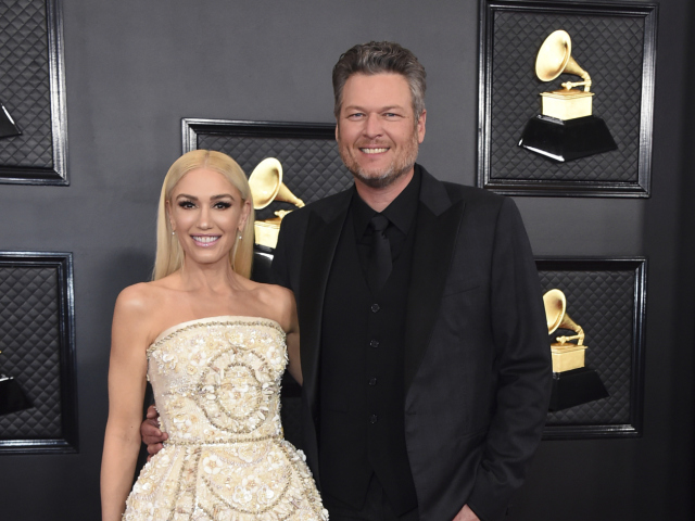 Speváčka Gwen Stefani v šatách Dolce & Gabanna. Sprevádzal ju partner Blake Shelton.