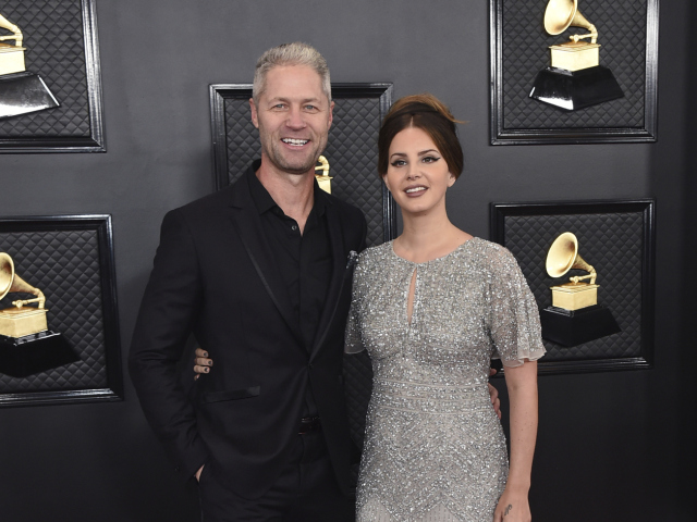 Speváčka Lana Del Rey a jej partner Sean Larkin.