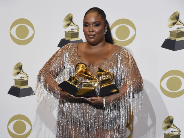 Speváčka Lizzo pózuje so svojimi cenami Grammy. 