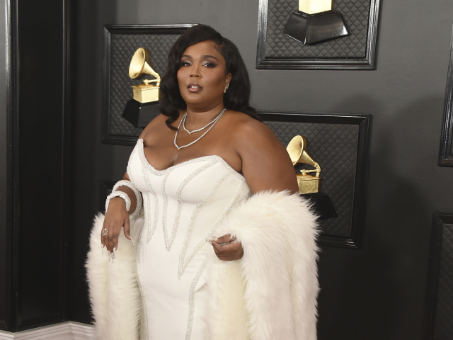 Speváčka Lizzo sa objavila v šatách Atelier Versace. 