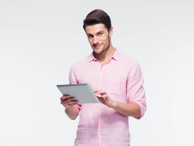 gay, tablet, ružová košeľa, muž