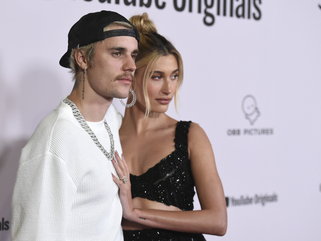 Spevák Justin Bieber a jeho manželka Hailey Baldwin na premiére novinky Justin Bieber: Seasons.