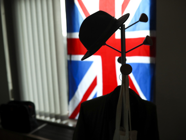 Brexit / Británia / klobúk / vešiak /