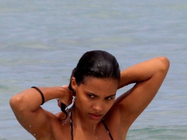 Modelka Tina Kunakey na pláži v Rio de Janeiro. 