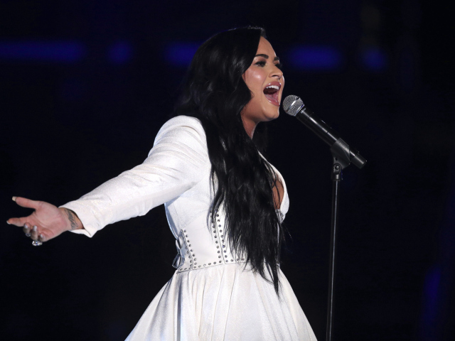 Speváčka Demi Lovato počas vystúpenia so skladbou Anyone na cenách Grammy. 