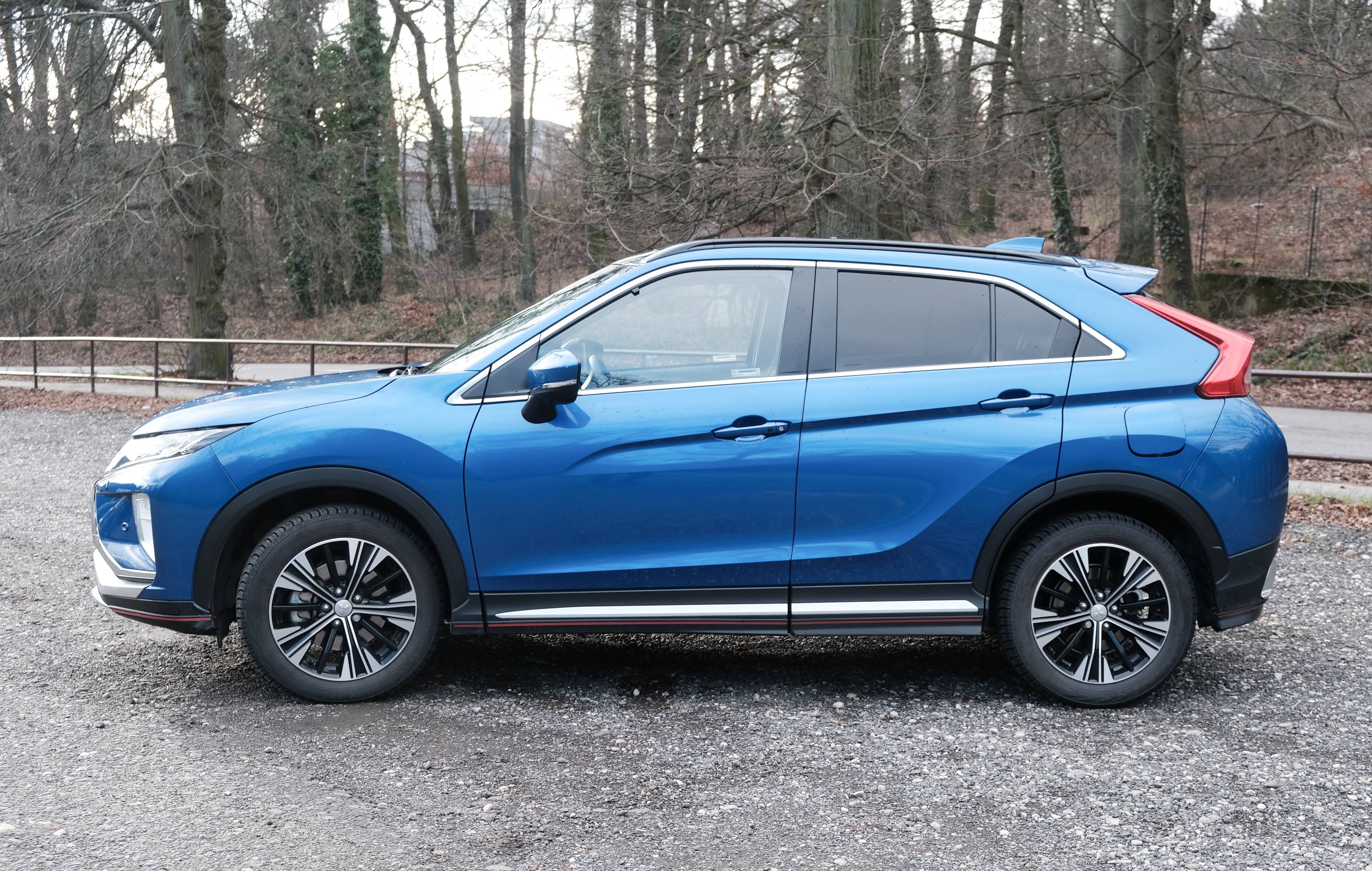 Z bočnej strany vyzerá Eclipse Cross dynamicky.