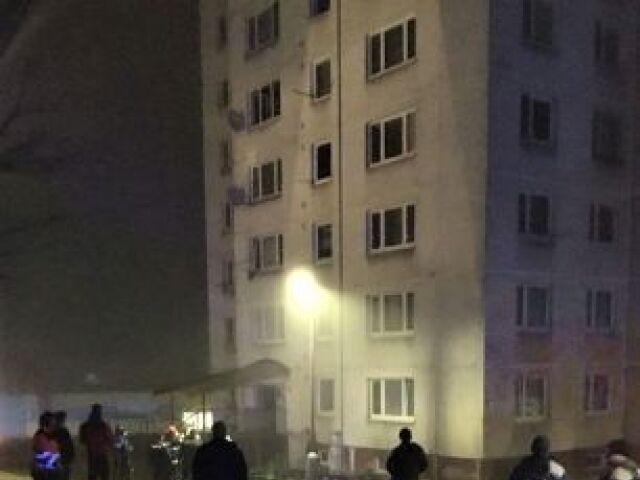 POLÍCIA: Poiar a únik vody v bytovke v Bardejove