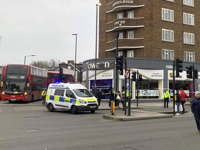 Británia Londýn incident muž zastrelenie pobodaní
