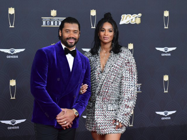 Hráč NFL Russell Wilson a jeho tehotná manželka Ciara v kreácii Balmain. 