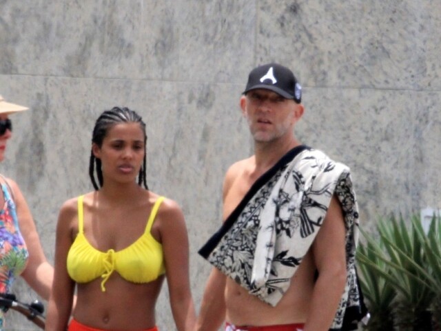 Francúzsky herec Vincent Cassel a jeho manželka Tina Kunakey na pláži v Rio de Janeiro. 
