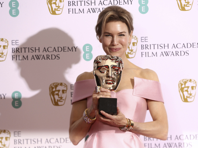 Herečka Renee Zellweger získala cenu za výkon v životopisnej snímke Judy.