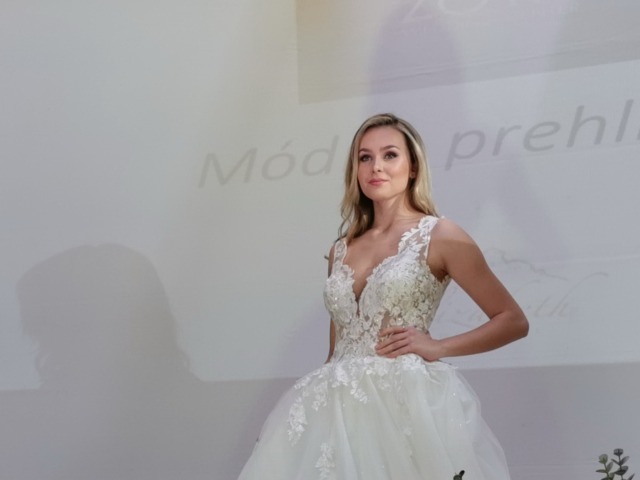 Modelka počas svadobnej výstavy v trenčianskom hoteli Elizabeth predvádza jeden z modelov, ktoré sú súčasťou prezentovaných noviniek a trendov.  