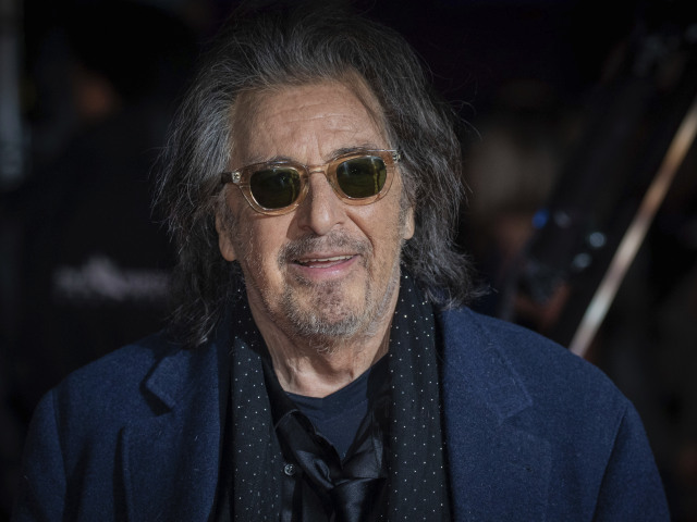 Herec Al Pacino pózuje fotografom pred vyhlásením cien BAFTA.