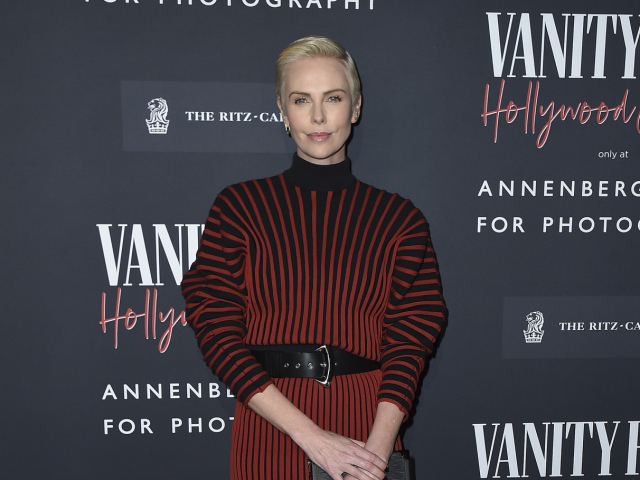 Herečka Charlize Theron sa tiež prišla pozrieť na otvorenie výstavy. 