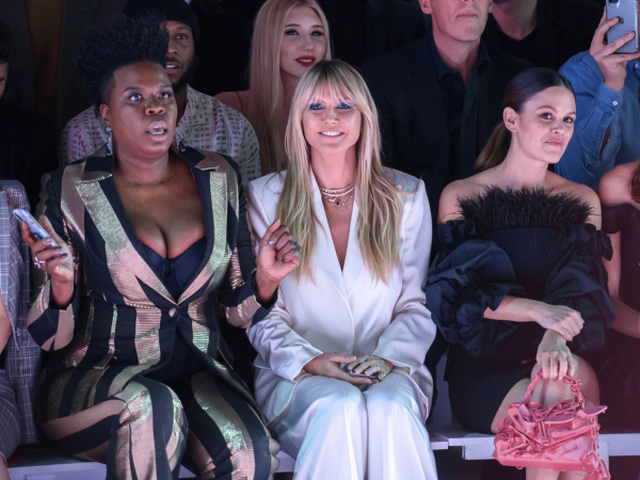 Zľava: Herečka Leslie Jones, televízna osobnosť Heidi Klum a herečka Rachel Bilson sa usadili do prvého radu. 