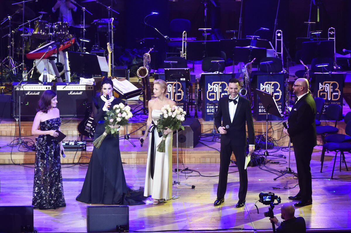 Lucia Hablovičová (druhá zľava) a Martina Šmuková