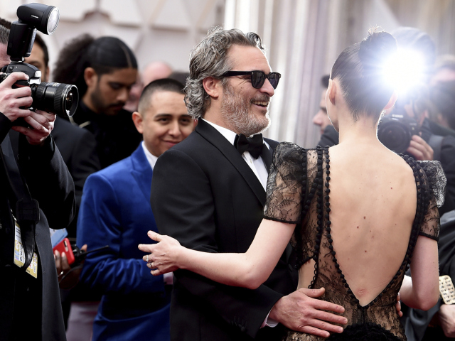 Herec Joaquin Phoenix a jeho partnerka Rooney Mara spoločne na Oscaroch. 