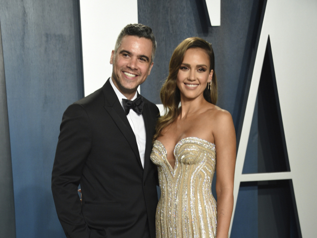 Herečka Jessica Alba v kreácii Atelier Versace. Na snímke s manželom.