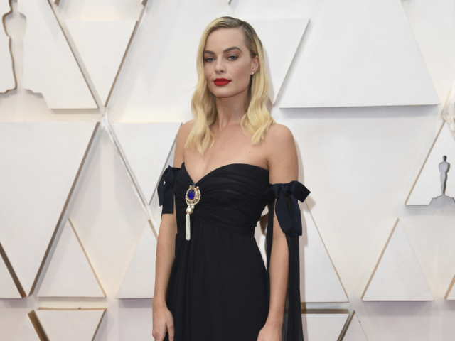 Herečka Margot Robbie v kreácii Chanel Haute Couture z roku 1994.