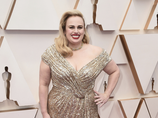 Herečka Rebel Wilson v kreácii Jason Wu. 