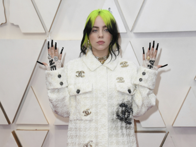 Speváčka Billie Eilish prišla v kombinácii Chanel. 