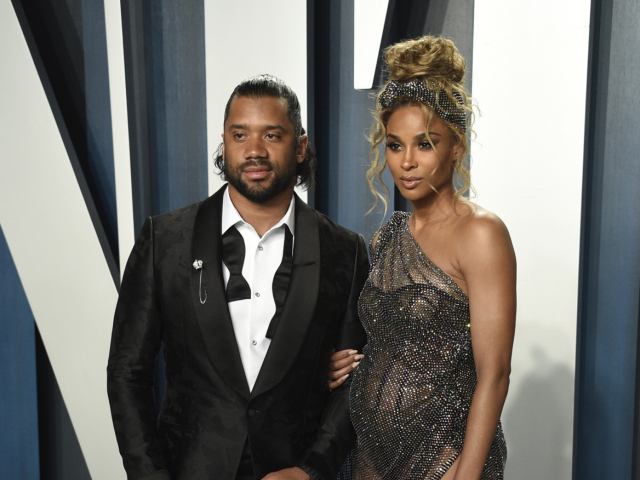 Športovec Russell Wilson a jeho tehotná polovička Ciara.