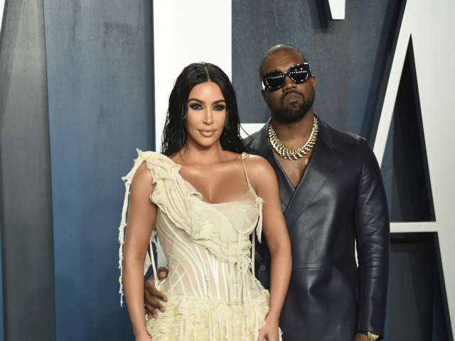 Televízna a internetová celebrita Kim Kardashian v kreácii Alexandre McQueen. Jej manžel Kanye West oblečený do značky Dunhill. 