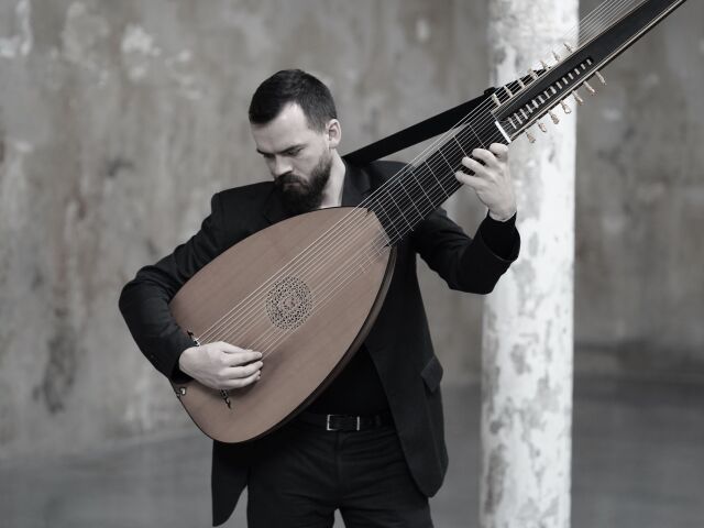 Umelecký vedúci Súboru pre starú hudbu Le nueve Musiche Jakub Mitrík. Jakub Mitrik