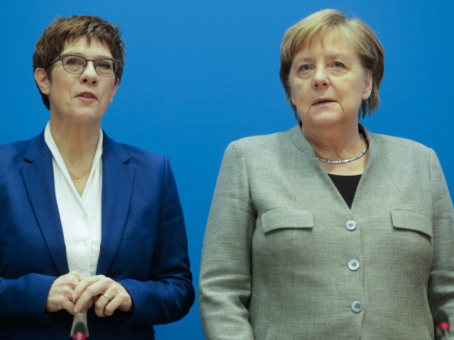 Annegret Krampová–Karrenbauerová, Angela Merkelová