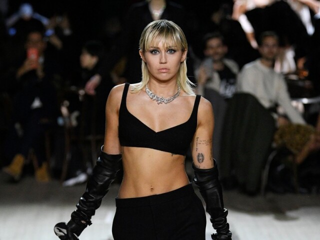 Speváčka Miley Cyrus sa objavila na prehliadke dizajnéra Marca Jacobsa v New Yorku.