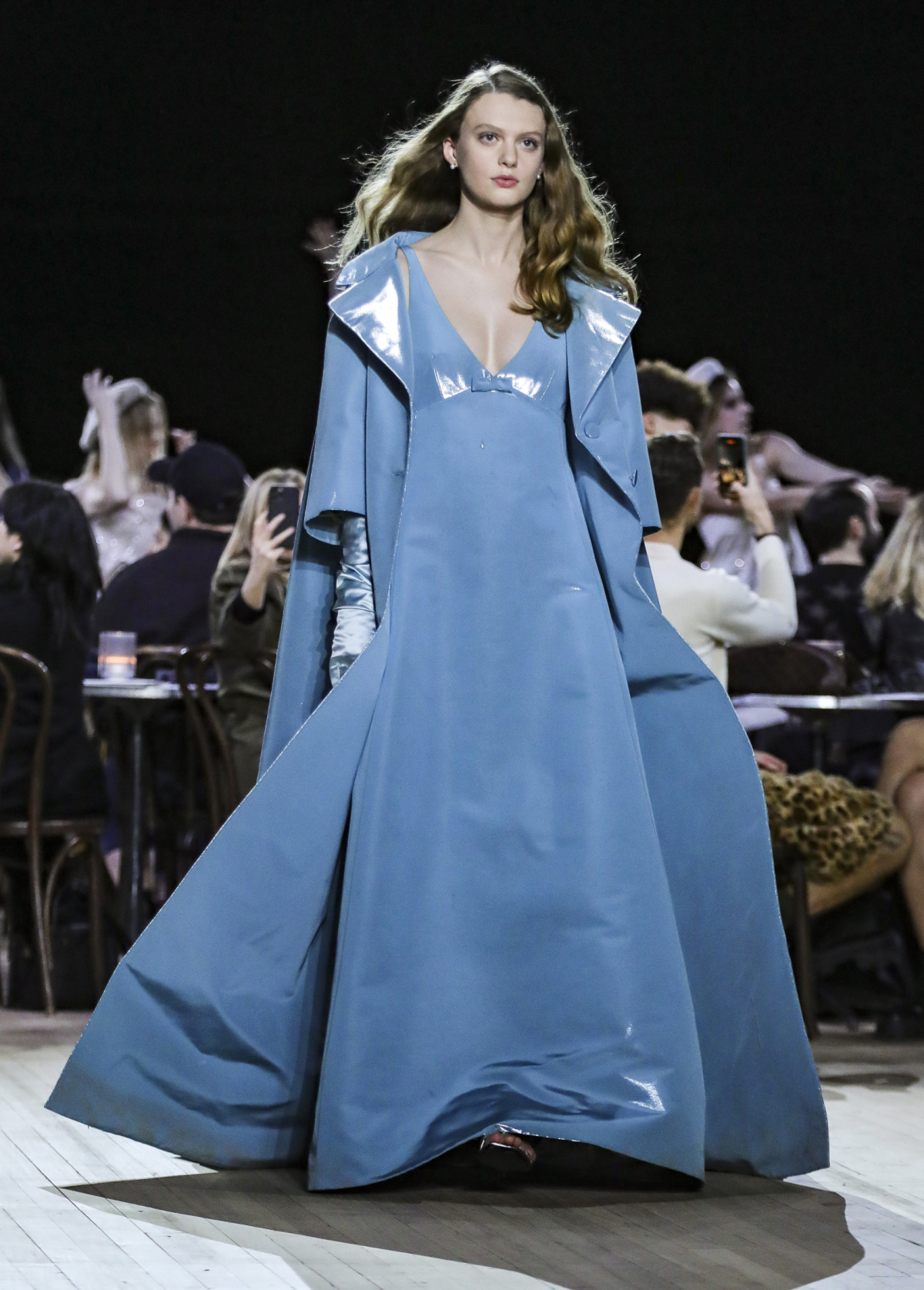 Modelka predvádza jednu z kreácii v rámci kolekcie Marc Jacobs Jeseň/Zima 2020.