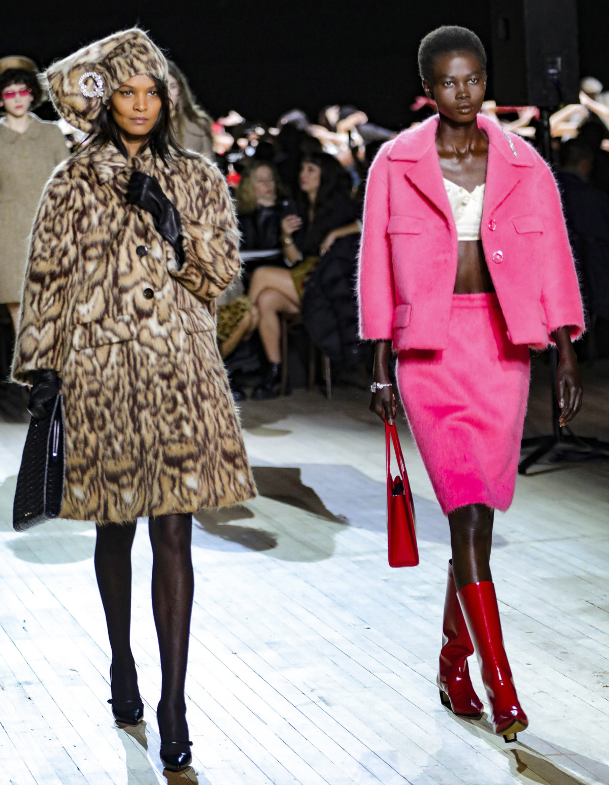Modelka predvádza jednu z kreácii v rámci kolekcie Marc Jacobs Jeseň/Zima 2020.