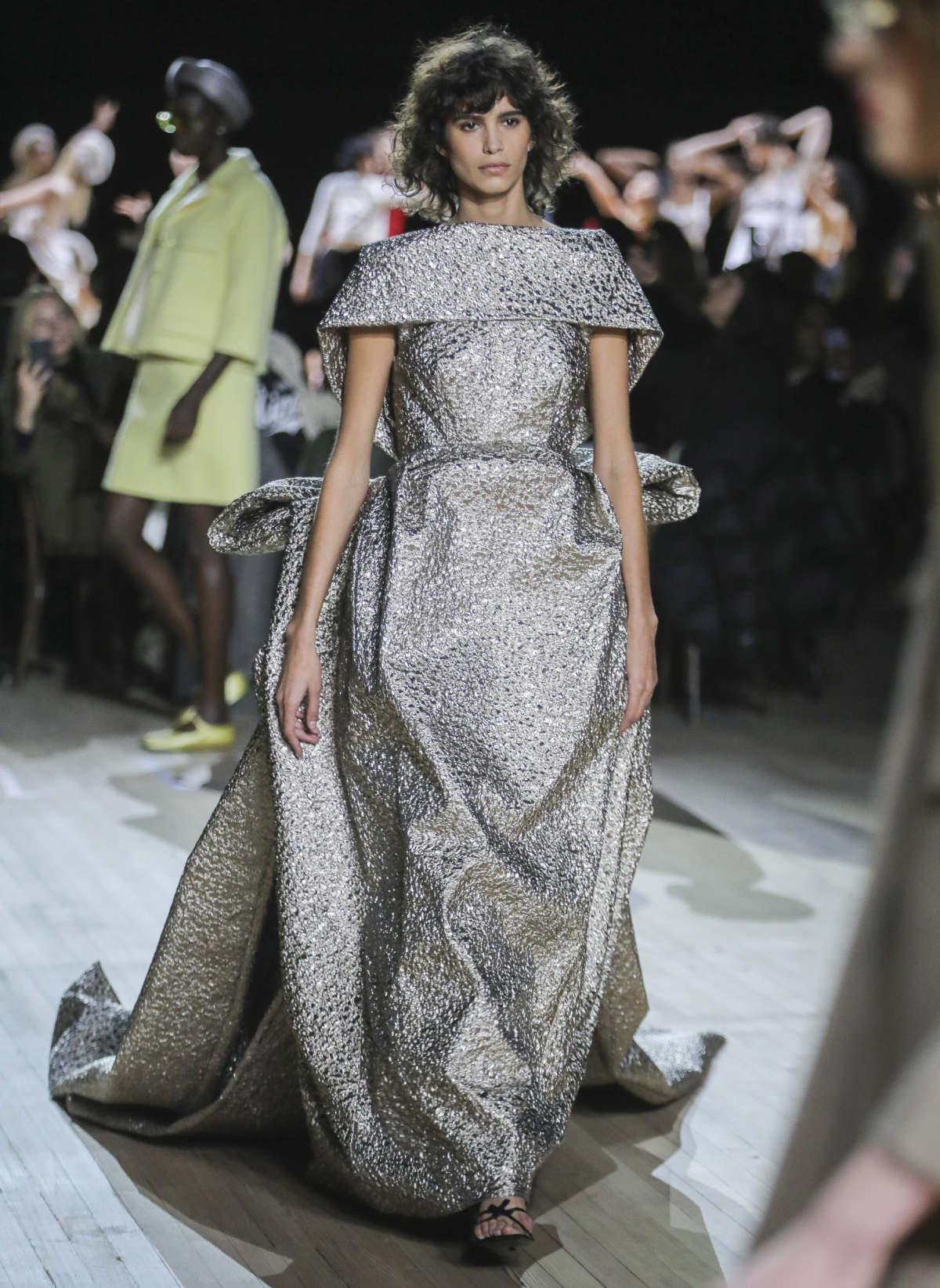 Modelka predvádza jednu z kreácii v rámci kolekcie Marc Jacobs Jeseň/Zima 2020.