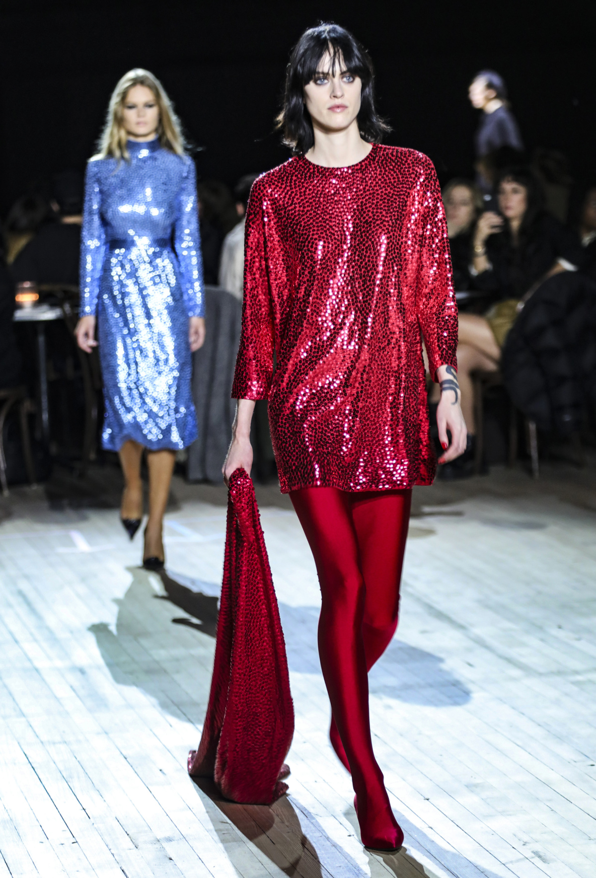 Modelka predvádza jednu z kreácii v rámci kolekcie Marc Jacobs Jeseň/Zima 2020.