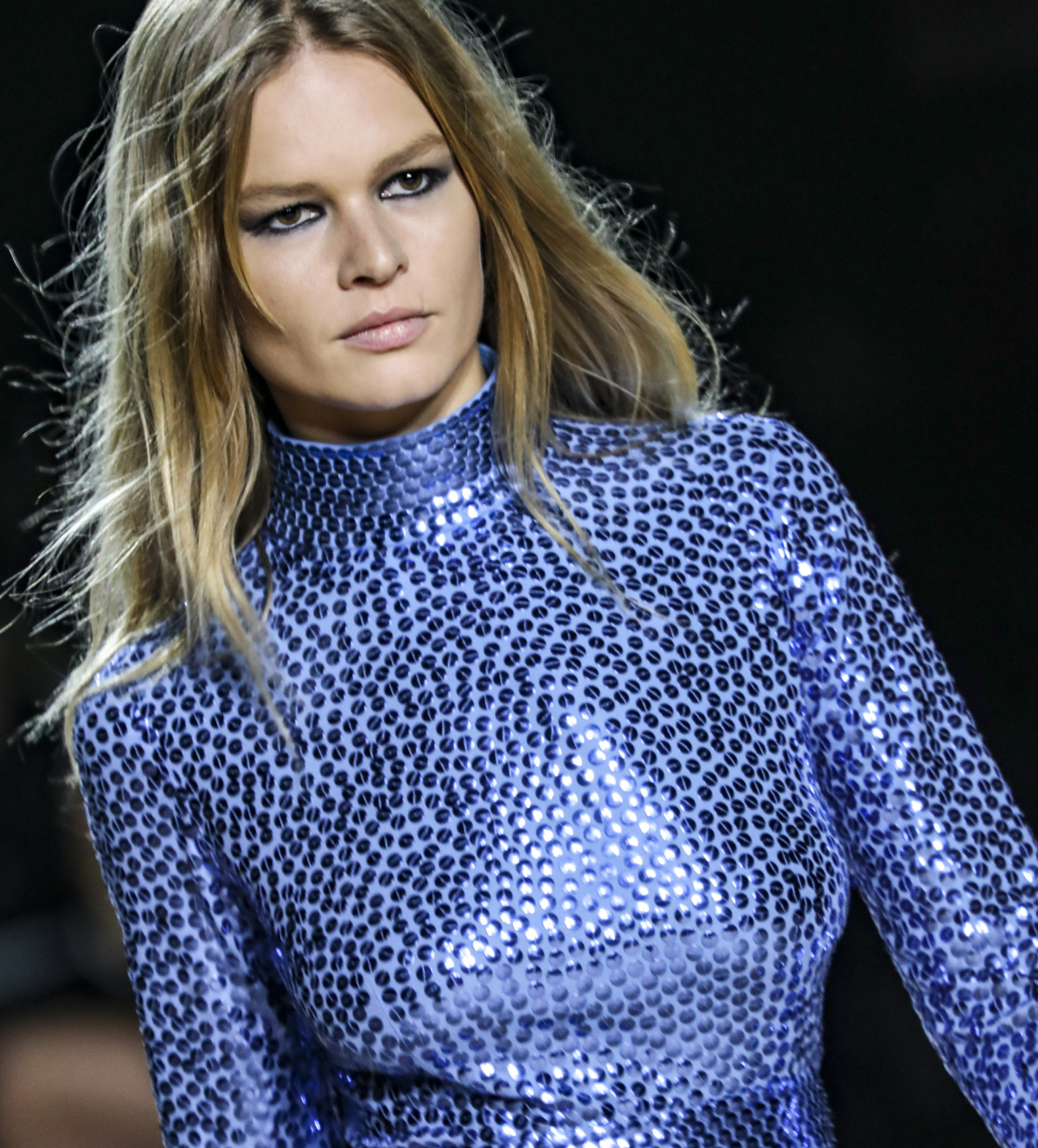 Modelka predvádza jednu z kreácii v rámci kolekcie Marc Jacobs Jeseň/Zima 2020.