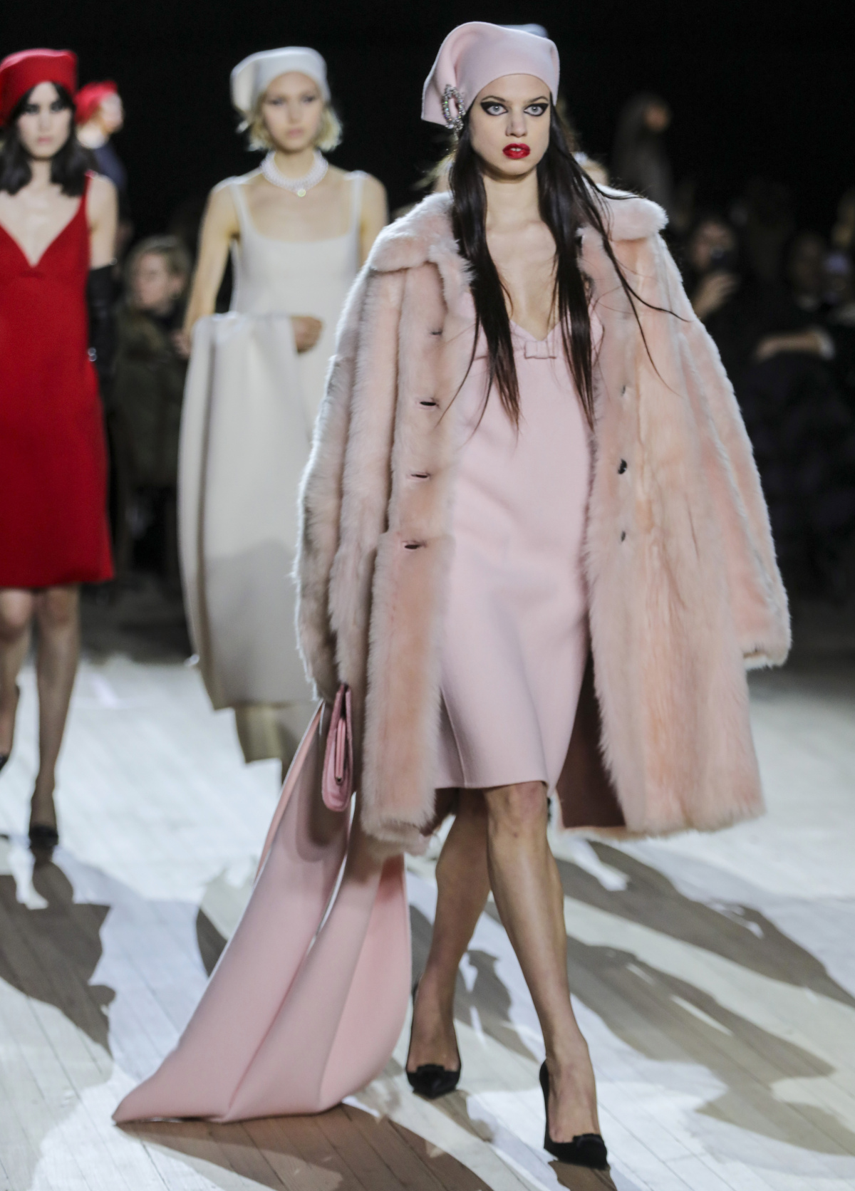 Modelka predvádza jednu z kreácii v rámci kolekcie Marc Jacobs Jeseň/Zima 2020.