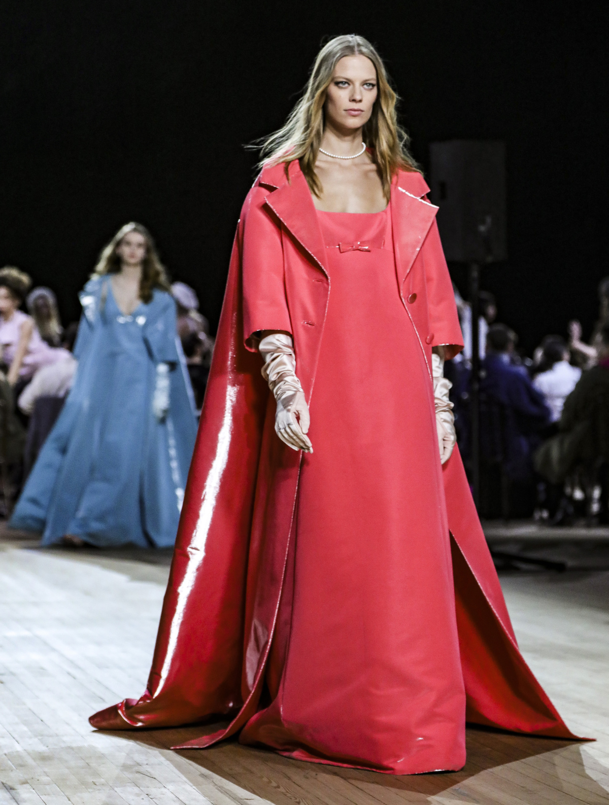 Modelka predvádza jednu z kreácii v rámci kolekcie Marc Jacobs Jeseň/Zima 2020.