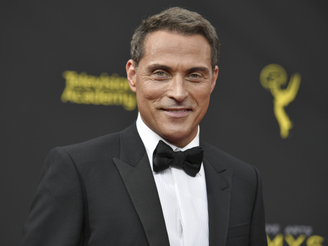 Herec Rufus Sewell na zábere z roku 2019.