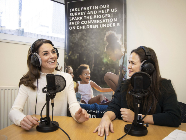 vojvodkyňu Kate, z Cambridge (vľavo) a britskú moderátorku a autorku Giovanna Fletcher