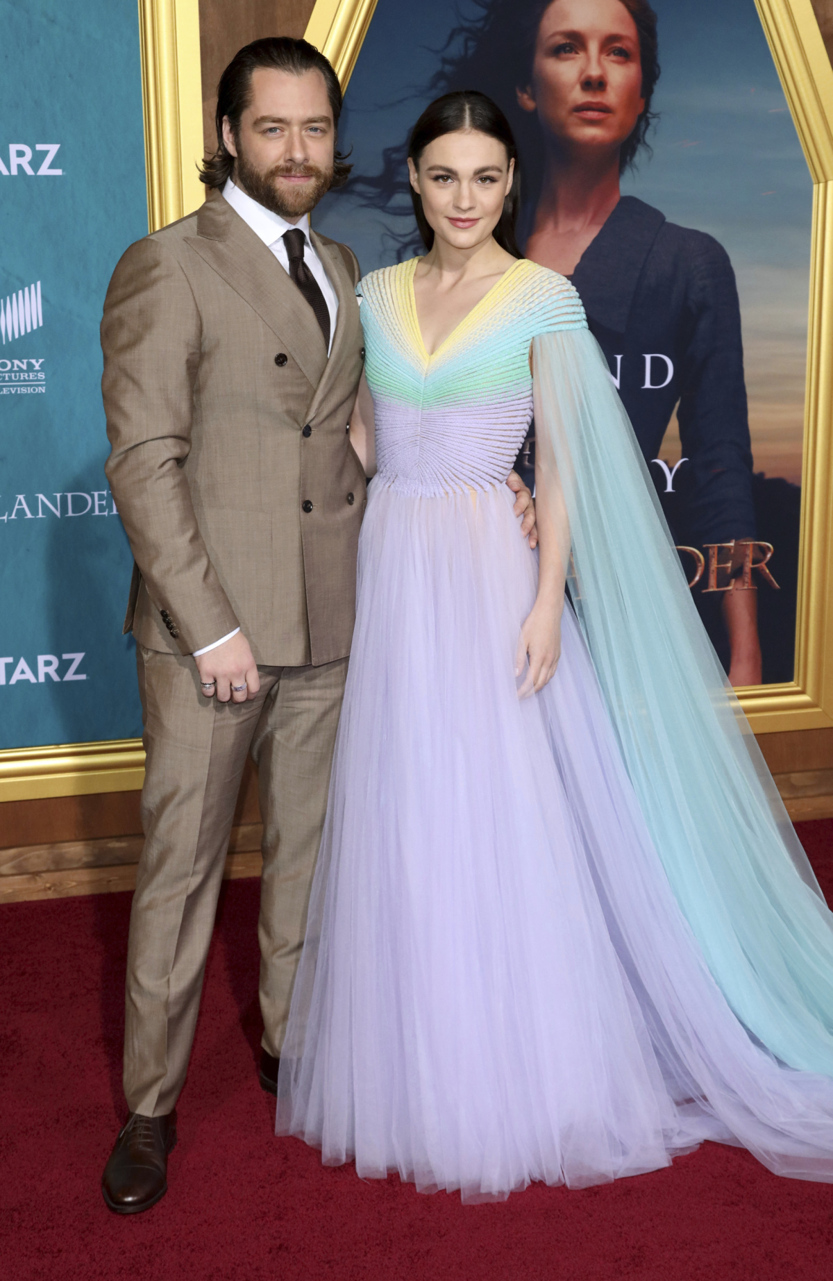 Herec Richard Rankin a jeho kolegyňa Sophie Skelton.