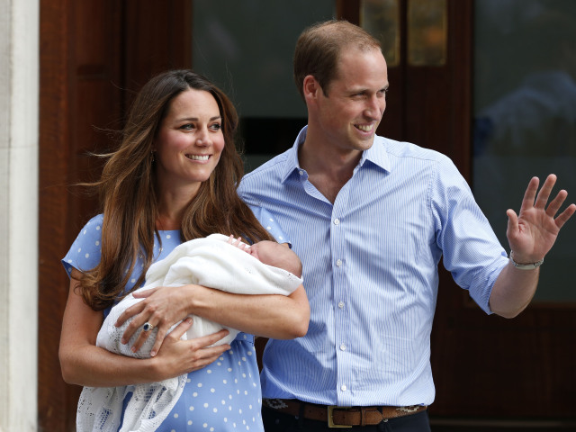 Záber z roku 2013: Princ William a vojvodkyňa Kate deň po pôrode prvorodeného syna - princa Georga. 