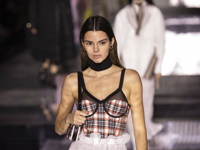 Modelka Kendall Jenner počas prehliadky značky Burberry v Londýne. 