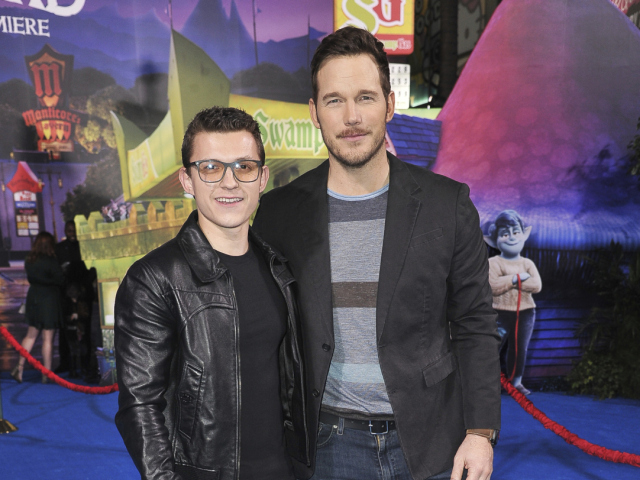 Herci Tom Holland (vľavo) a Chris Pratt spoločne na premiére Onward.