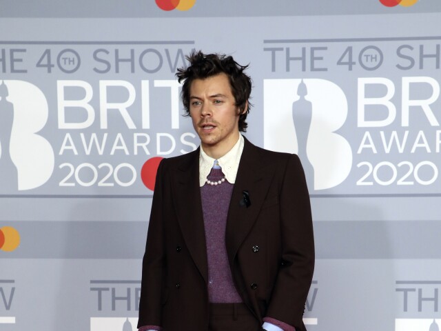 Spevák Harry Styles v kreácii Gucci. 