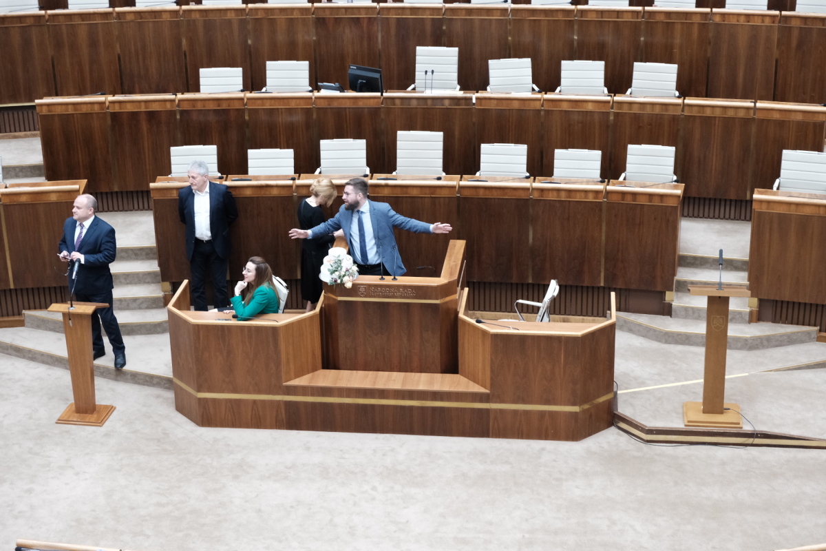 poslanci parlament