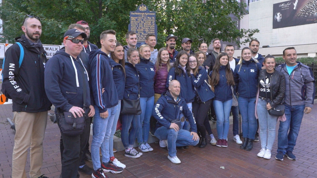 zem spieva tour:  Pri plakete Pittburskej dohody Pittsburgh