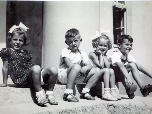Táto fotografia vznikla okolo roku 1944 na spoločnom nedeľnom výlete niekoľkých senických rodín do neďalekých kúpeľov Smrdáky. Deti sedia na schodoch jedného z kúpeľných pavilónov a sú to: Jana Horváthová (neskôr Schillerová), Ľubomír Feldek, Oľga Halabrínová (neskôr Hauskrechtová, neter básnika Laca Novomeského) a budúci hudobný skladateľ Ivan Horváth mladší. Deti vyfotografoval spisovateľ Ivan Horváth, inak aj vášnivý fotoamatér, zakladateľ fotoamatérskeho klubu v Senici.
